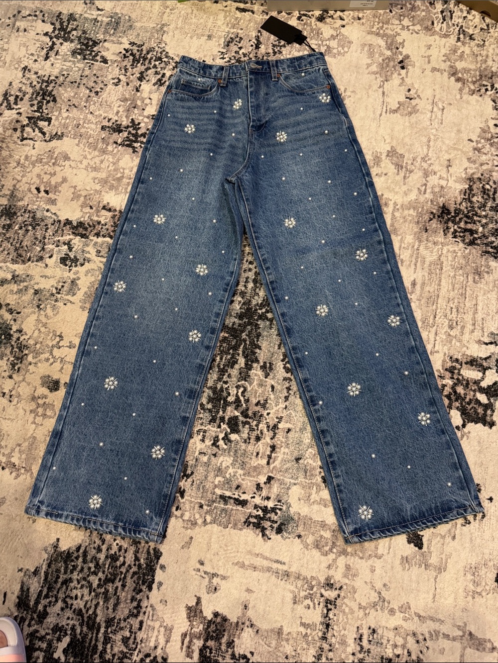 Blank NYC Blue Straight Jeans with White Daisy Embroidery size 27 NWT